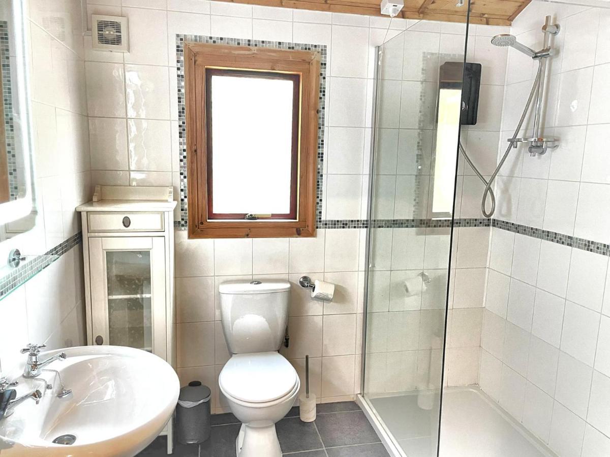 The Squirrel Lodge - Hot Tub - Pet Friendly - Pembrokeshire-Tenby Carmarthen Luaran gambar