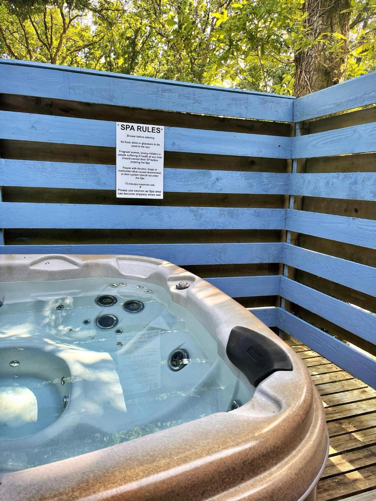 The Squirrel Lodge - Hot Tub - Pet Friendly - Pembrokeshire-Tenby Carmarthen Luaran gambar